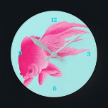 Blue Pop Art Pink Goldfish Modern Runde Wanduhr<br><div class="desc">Ein rosa Goldfisch auf einem Block mit blauer,  solider Farbe. Ein großes Bild eines Fisches,  um Ihre Wände zu färben oder als eine einzigartige Wanduhr.</div>