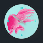 Blue Pop Art Pink Goldfish Modern Runde Wanduhr<br><div class="desc">Ein rosa Goldfisch auf einem Block mit blauer,  solider Farbe. Ein großes Bild eines Fisches,  um Ihre Wände zu färben oder als eine einzigartige Wanduhr.</div>
