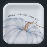 Blue Pumpkin Boy Baby Dusche Pappteller<br><div class="desc">Ein großer blauer Kürbis hebt diese niedlichen Baby-Duschpapier-Teller hervor mit den Worten "Ein kleiner Kürbis ist unterwegs",  die oben um den Kopf gewölbt sind. (Auch in Rosa und Minze erhältlich.) PASSENDE Artikel in unserem Geschäft.</div>