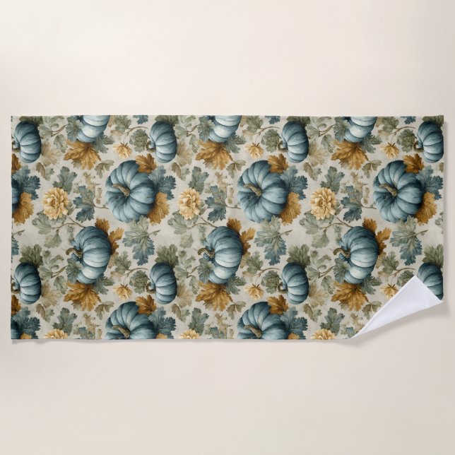 Blue Pumpkin und Autumn Leaves Fall Pattern Strandtuch (Vorderseite)