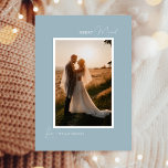Blue Retro Boho Minimalistisch Merry Verheiratet P Feiertagskarte<br><div class="desc">Dieses Blue Retro Boho Minimalistisch Merry Verheiratet Portrait Holiday Card Design zeichnet sich durch eine sanfte und coole Kulisse staubblauer Farben aus. Die elegante Kombination aus einfacher Typografie und zartem Drehbuch bietet die Begrüßungen der Saison von "Merry Verheiratet". Dieser minimalistische Stil ist eine perfekt gepflegte Ästhetik für Ihre Lieben, um...</div>