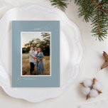 Blue Retro Boho Minimalistischer Brief und Foto Feiertagskarte<br><div class="desc">Diese Blue Retro Boho Minimalistisch Letter and Foto Holiday Card ist in einem sanften und coolen Hintergrund staubblauer Farben gehalten. Die elegante Kombination aus schlichter Typografie und zartem Drehbuch sorgt für den Gruß der Saison auf "Frohe Weihnachten". Dieser minimalistische Stil ist eine perfekt gepflegte Ästhetik für Ihre Lieben, um diese...</div>