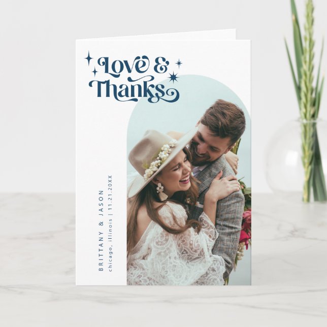 Blue Retro Liebe & Dank White Arch Wedding Dankeskarte (Vorderseite)