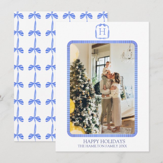 Blue Ribbon Monogram Foto Grandmillennial Feiertagskarte (Vorne/Hinten)