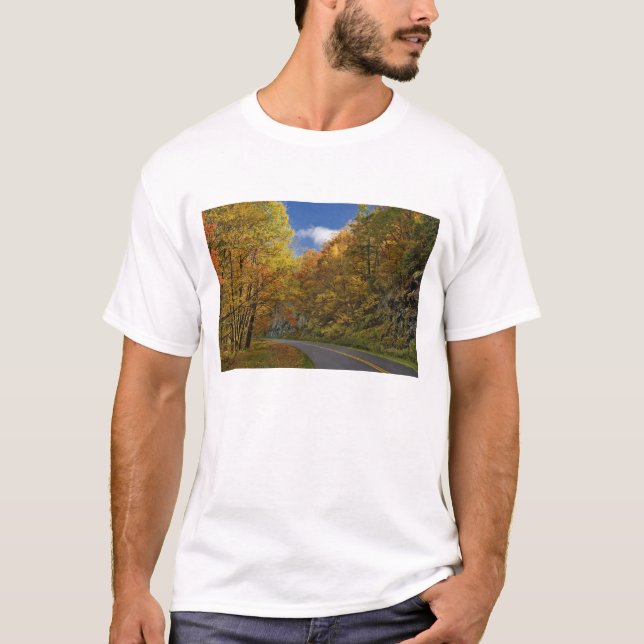 Blue Ridge Parkway, der durch Herbstfarben kurbelt T-Shirt (Vorderseite)