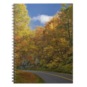 Blue Ridge Parkway in Kurven durch die Herbstfarbe Notizblock