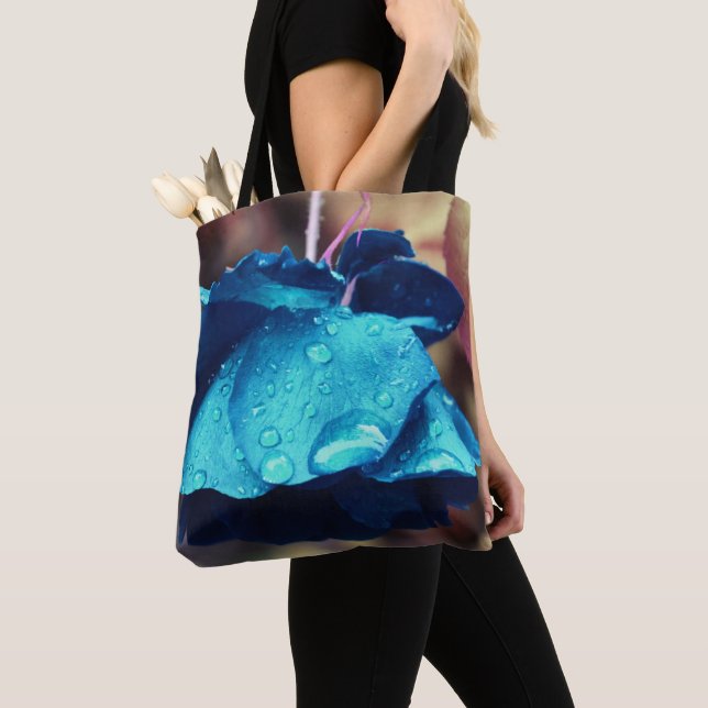 Blue Rose Lingering Raindrops Blume Art Tasche (Von Nahem)
