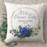 Blue Rose und Eucalyptus Mis Quince Anos Custom Kissen<br><div class="desc">Blaue Rose und Eukalyptus Quinceanera Kissen, mit Mis Quince Años in eleganter Kalligraphie geschrieben. Das Design umfasst Blume der Rose, Eukalyptus-Blätter und Grünpflanzen. Die Blumenanordnung ist Set in einem goldgeometrischen Kreisrahmen. Wenn Sie passende Produkte wünschen, durchsuchen Sie bitte meine Sammlung oder schreiben Sie mir, um die Vorlagen hinzuzufügen, die Sie...</div>