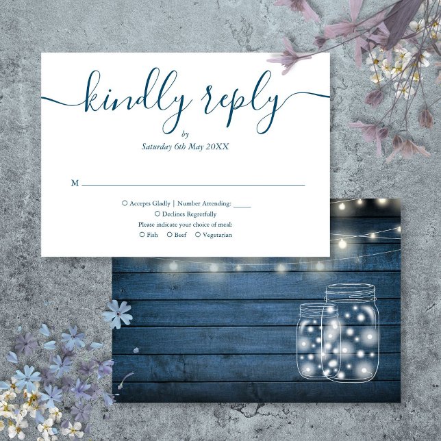 Blue Rustic Wood String Lights Script Hochzeit RSVP Karte (Blue Rustic Wood String Lights Script Wedding RSVP Card)