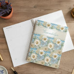 Blue Satin Daisy & Pearls 3D Planer<br><div class="desc">Stellen Sie sich die schiere Eleganz der cremefarbenen, weißen und blassgelben Satin-Säulen vor, die mit zartem blauen Satin-Taft verwoben sind und mit mehreren Haufen lustroher Perlen geschmückt sind. Die Textfelder sind cremig weiß und glänzend. Unser dreidimensionales besticktes Meisterwerk bringt Ihren Planer zum Leben und schafft ein taktiles Erlebnis, das so...</div>