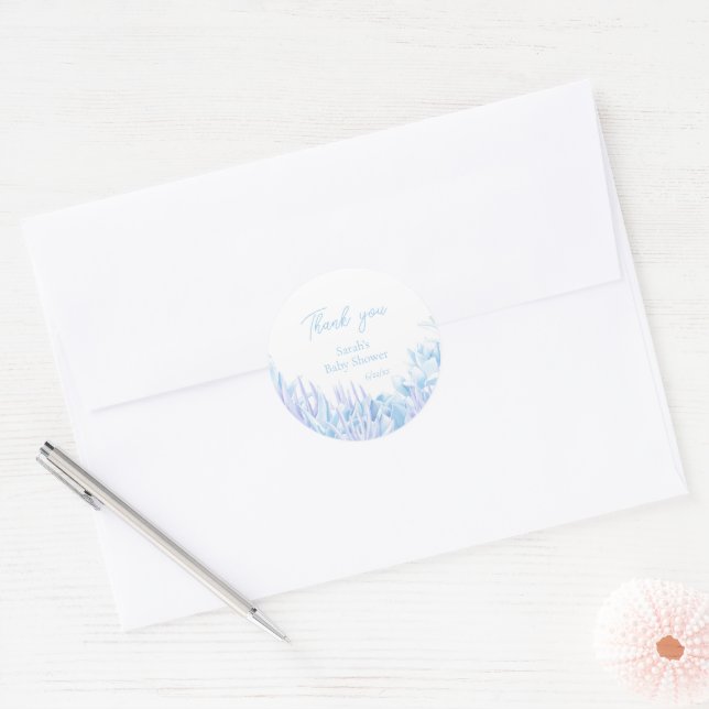 Blue Script Elegant Botanical Baby Shower Gefallen Runder Aufkleber (Umschlag)