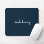 Blue Script | Stilvolle Monogram Modern Mousepad<br><div class="desc">Ein einfaches, individuelles Monogramm-Design in einer lässigen Handschrift in auffallend einfarbigen Marineblau in Blau und Weiß. Das Monogramm kann leicht personalisiert sein, um ein Design so einzigartig wie Sie sind zu machen! Das perfekte trendige Geschenk oder Accessoire für jeden Anlass.</div>