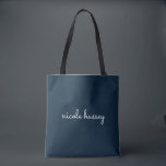 Blue Script | Stilvolle Monogram Modern Tasche<br><div class="desc">Ein einfaches,  individuelles Monogramm-Design in einer lässigen Handschrift in auffallend einfarbigen Marineblau in Blau und Weiß. Das Monogramm kann leicht personalisiert sein,  um ein Design so einzigartig wie Sie sind zu machen! Das perfekte trendige Geschenk oder Accessoire für jeden Anlass.</div>