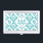 Blue Seashell Diamond Nautical Beach Monogram Visitenkarten Dose<br><div class="desc">Dieses hübsche, blaue und weiße Muschelmuster verleiht dem Ganzen und dem Strand eine ganz besondere Note. Es gibt zwei Arten von Muscheln im Design, auf abwechselnden blauen und weißen Diamanten, und eine zentrale Diamantform, in der Sie ein Monogramm und einen Namen oder einen anderen Text hinzufügen können. Ideal für Wassersport...</div>