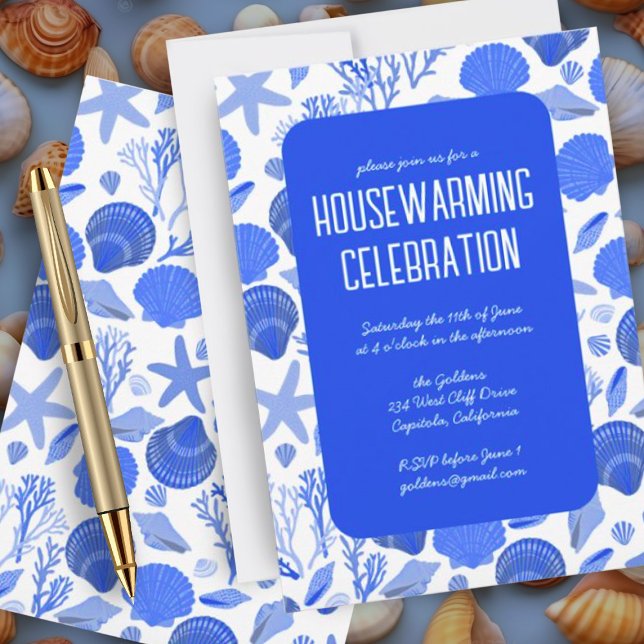 Blue Seashells Chic Beach Housewarming Party Einladung (Custom housewarming party invitation with a blue and white nautical ocean seashell pattern)