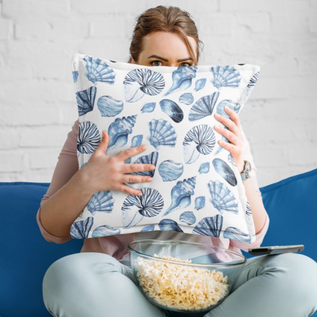 Blue Seashells Muster im White Beach House Kissen (Von Creator hochgeladen)