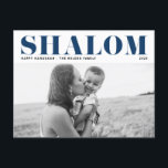Blue Shalom Bold Typografy Hanukkah Foto Feiertagspostkarte<br><div class="desc">Happy Hanukkah! Senden Sie Hanukkah Wünsche an Familie und Freunde mit dieser anpassbaren modernen Hanukkah Postkarte. Es zeigt SHALOM in fett formatierter Typografie. Personalisieren Sie diese durch Hinzufügen von Namen und Fotos. Dieses Foto Happy Hanukkah Postkarte ist in anderen Cardstock erhältlich.</div>