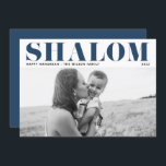 Blue Shalom Bold Typografy Happy Hanukkah Foto Feiertagskarte<br><div class="desc">Happy Hanukka! Senden Sie Hanukkah Wünsche an Familie und Freunde mit dieser anpassbaren modernen Hanukkah-Karte. Es zeigt SHALOM in fett formatierter Typografie. Personalisieren Sie diese durch Hinzufügen von Namen und Fotos. Diese Foto Happy Hanukkah Karte ist in anderen Cardstock erhältlich.</div>
