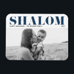 Blue Shalom Bold Typografy Happy Hanukkah Foto Magnet<br><div class="desc">Happy Hanukka! Senden Sie Hanukkah Wünsche an Familie und Freunde mit diesem anpassbaren modernen Hanukkah Magneten. Es zeigt SHALOM in fett formatierter Typografie. Personalisieren Sie diese durch Hinzufügen von Namen und Fotos. Dieser Foto Happy Hanukkah Magnet ist in anderen Cardstock erhältlich.</div>