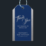 Blue Silver Bar Mitzvah Gefallen Vielen Dank Geschenkanhänger<br><div class="desc">Klassisch elegante blau-silbergraue Bar Mitzvah Vielen Dank. Sie bevorzugen Geschenketiketten mit einfachen Imitaten silberne Textur Randkanten und personalisierten Text durch mit modernen und verzierten Schriftart für ein einzigartiges Aussehen. Koordinationsgegenstände im Bereich Papiertraube Zazzle Designer Shop Bar Mitzvah.</div>