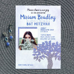 Blue & Silver Glitzer Tree Bat Mitzvah Einladung<br><div class="desc">Einfach die Textfarben mit Ihrem Foto in dieser schönen blauen und silbernen Glitzer-Einladung abstimmen! Feiern Sie Ihr Bat Mitzvah mit himmelblauen,  schimmernden Baum des Lebens Thema. Vergessen Sie nicht,  das Party und die Einrichtung aufeinander abzustimmen!</div>