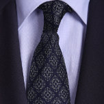 Blue & Silver Justice Scales Krawatte<br><div class="desc">Auf den ersten Blick scheint dieses verzierte Design ein ausgefeiltes geometrisches Muster zu sein, aber bei näherer Überprüfung sehen Sie, dass es aus den Maßstäben der Gerechtigkeit besteht und ein attraktives Muster schafft, das für Anwälte, Anwälte, Rechtsanwälte, Rechtsanwälte oder Rechtsstudent, der Abschluss feiert oder die Bar Prüfung besteht, ideal ist....</div>