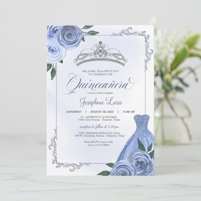 Blue Silver & White Floral Quinceñera Celebration Einladung (Stehend Vorderseite)