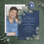 Blue Silver Winter Wood Kariert Rustikales Foto Ho Einladung<br><div class="desc">Erschaffen Sie mit diesem rustikalen Winterwunderland-Design die perfekte Hochzeitseinladung. Mit marineblau-blauem Holz, silbernen Schneeflocken aus Glitzer, die auf Aquarelltanne fallen, mit handgeschriebenen Schriftzeichen und funkelnd Saitenleuchten bietet die Rückseite der Verlobung Ihr Lieblings-Foto. Vielen Dank für die Unterstützung unseres kleinen Unternehmens, wir wissen es wirklich zu schätzen! Wir freuen uns sehr,...</div>