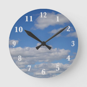 Blue Sky and Clouds - White Numbers Runde Wanduhr