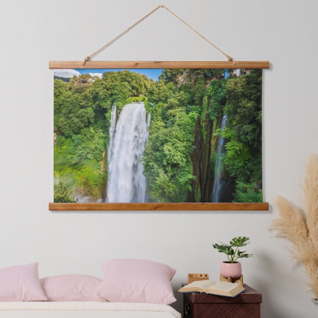 Blue Sky Green Golden Vegetation Cascading Wandteppich Mit Holzrahmen (Schlafzimmer)