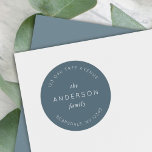 Blue Slate Family Name Rücksendeadresse Moderne Runder Aufkleber<br><div class="desc">Blue Slate Family Name Rücksendeadresse Classic Round Aufkleber enthält Ihren Familiennamen und Ihre Adresse in Weiß mit einer blauen Schieferfarbe. Karo die passenden Hochzeitsartikel hier https://www.zazzle.com/collections/sage_layered_geometric_blue_slate_wedding-119021046856867346 Personalisieren Sie sie durch Ersetzen des Platzhaltertextes. Für weitere Optionen, wie zum Beispiel den Schriftart zu ändern, ist es die Größe und Abstand zwischen den...</div>