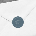 Blue Slate Wedding Rücksendeadresse Modern Runder Aufkleber<br><div class="desc">Der Aufkleber für die Hochzeitsnahrung enthält die Namen des Ehepaares und die Adresse in Weiß gegen eine blaue Schieferfarbe. Karo die passenden Hochzeitsartikel hier https://www.zazzle.com/collections/sage_layered_geometric_blue_slate_wedding-119021046856867346 Personalisieren Sie sie durch Ersetzen des Platzhaltertextes. Für weitere Optionen, wie zum Beispiel den Schriftart zu ändern, ist es die Größe und Abstand zwischen den Buchstaben...</div>