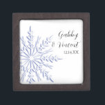 Blue Snowflake on White Winter Wedding Kiste<br><div class="desc">Die elegante Blaue Schneeflocke auf der Geschenkboxen der Winterhochzeit kann mit den Namen der Braut und des Bräutigams personalisiert werden und das Datum der Ehefeierlichkeiten im Dezember, Januar oder Februar, um den Neuvermählten, Brautmädchen und Brautpflegern ein Sake zu verleihen. Dieses festliche Winterwunderland-Thema Schmuckstück Box bietet ein faszinierendes blaues Ton Schneeflocke...</div>