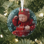 Blue Snowflakes & Stars Baby's 1. Weihnachts-Foto Ornament Aus Glas<br><div class="desc">Schöne runde Glas Weihnachtsschmuck, um das erste Weihnachtsfest Ihres Babys zu feiern. Fügen Sie ein Foto Ihres Babys und seinen Namen und das Jahr hinzu. Blaue Schneeflocken und weiße Sterne werden auf Ihrem Foto gedruckt, um ihm ein wunderbar winterliches Gefühl zu geben. Schneeflocke und sternförmige erste Weihnachtsschmuck in Glas personalisiert...</div>