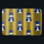 Blue Snowman on Gold Christmas Badematte<br><div class="desc">Ein niedliches und buntes Weihnachtsmuster mit Schneemännern in blauen Samthut und Westen, auf festlichem goldenen Hintergrund mit goldenen Sternen, um eine stilvolle und skurrile Touch zu Ihren Weihnachtsdekorationen in diesem Jahr hinzuzufügen.</div>