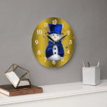 Blue Snowman on Gold Christmas Große Wanduhr<br><div class="desc">Ein niedliches und buntes Weihnachtsmuster mit Schneemännern in blauen Samthut und Westen,  auf festlichem goldenen Hintergrund mit goldenen Sternen,  um eine stilvolle und skurrile Touch zu Ihren Weihnachtsdekorationen in diesem Jahr hinzuzufügen.</div>