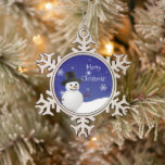 Blue Snowman Winter Scene Snowflake Ornament<br><div class="desc">Fügen Sie Ihrem Weihnachtsbaum in dieser Urlaubssaison eine skurrile Touch mit einem Blue Snowman Winter Scene Snowflake Ornament hinzu. Im Ornament-Design präsentiert sich ein fröhlicher Schneemann in einer schneebedeckten winterlichen Szene mit einem königsblauen Hintergrund, der mit passenden Farbschneeflocken geschmückt ist. Mit diesem Design sind auch zusätzliche Geschenk- und Urlaubsartikel erhältlich....</div>