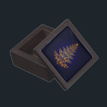 Blue Stylish Christmas Tree Keepake Box<br><div class="desc">Die Speicherboxen, die diese wertvollen Geschenke, Erinnerungen und Erinnerungen einer bestimmten Person, eines bestimmten Ortes oder einer bestimmten Zeit zusammenführen, sind in der Erinnerung. Die Kisten aus Holz sind eine wunderschöne Möglichkeit, um diese speziellen Medaillen, Briefe, Hundemarken, Familienerbe, Münzen, lose Veränderung, Preise, Schmuck oder Babyzähne zu lagern. Die Boxen sind...</div>