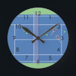 Blue Tennis Court Modern Tennis Player      Runde Wanduhr<br><div class="desc">Personalized classic tennis court design in blue with classic, chic, preppy & elegant tennis rackets and green tennis balls. Simple, minimalist gift for your tennis coach or tennis team. Personalized Gift for a tennis player. Blue tennis court illustration. Trendy tennis players home decor. Trendy modern tennis player gifts. Cool retro...</div>