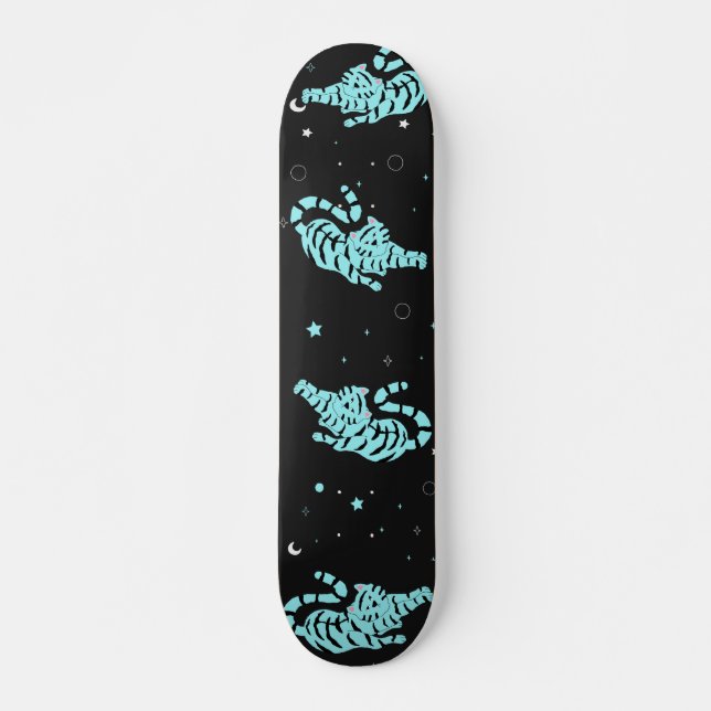 Blue Tigers auf sternigem Hintergrund Skateboard (Vorne)