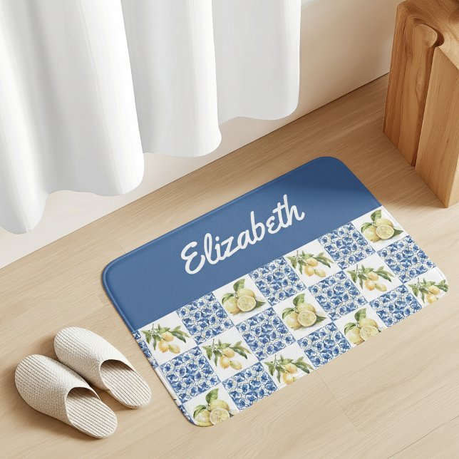 Blue Tile French Country Lemon Custom Name Badematte (Von Creator hochgeladen)