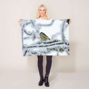 Blue Tit Bird auf der Snowy Branch Fleecedecke