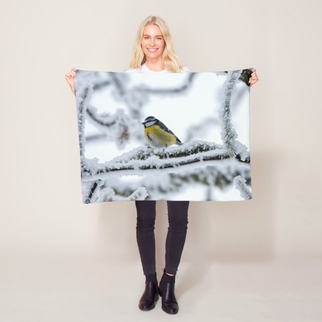 Blue Tit Bird auf der Snowy Branch Fleecedecke (Beispiel)