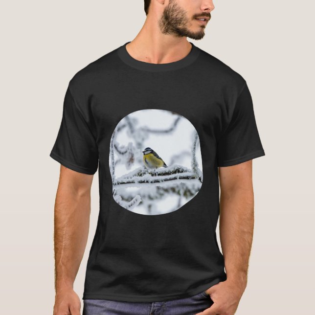 Blue Tit Bird auf der Snowy Branch T-Shirt (Vorderseite)