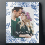 Blue Toile Blume Foto Hochzeitsrahmen Fotoplatte<br><div class="desc">Wir wissen,  dass Familie für Sie wichtig ist,  und deshalb haben wir eine Reihe von wunderschönen Fotorahmen,  Dekorationen und Ornamenten entworfen,  um Ihnen all Ihre wertvollen Erinnerungen zu zeigen. Egal ob Sie sie ganzjährig oder während der Ferienzeit vorstellen,  wir haben eine personalisierte Dekoration,  die direkt in Ihre Zuhause passt.</div>