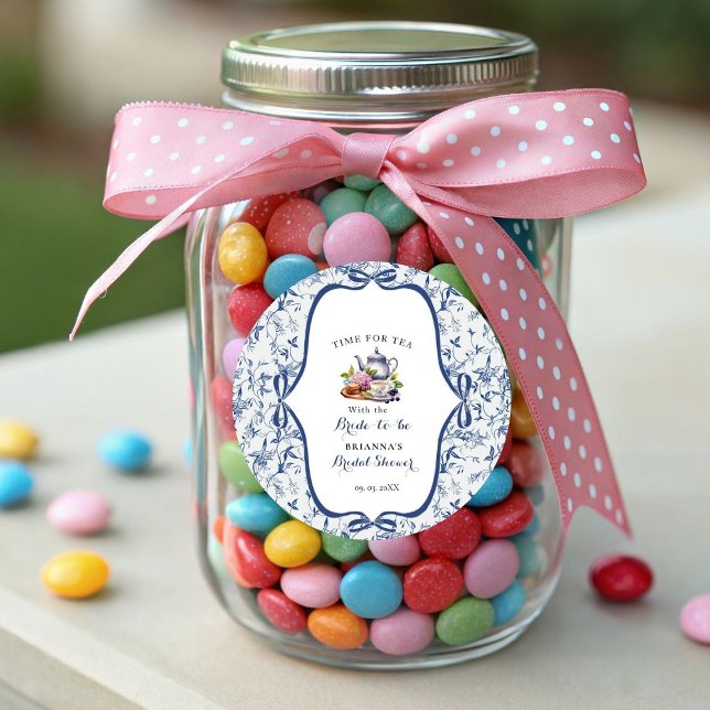 Blue Toile de jouy Tee Party Brautparty Runder Aufkleber (Von Creator hochgeladen)