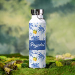 Blue Toile Palm Trees Lemons Monogram Name Trinkflasche<br><div class="desc">Blue Toile Palm Trees Lemons Monogram Name Water Bottle. Bring a splash of tropical coastal charm to your daily routine with this lovely water bottle featuring a light blue striped background adorned with sketched blue palm trees and vibrant yellow lemons. Customizable white script lettering, for your name making it a...</div>