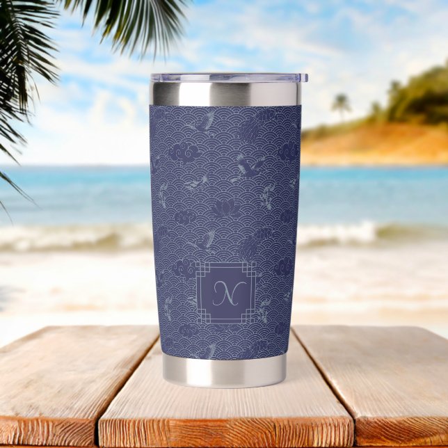 Blue Traditional Japanese Wave Seigaiha Monogram Thermobecher (Strand)