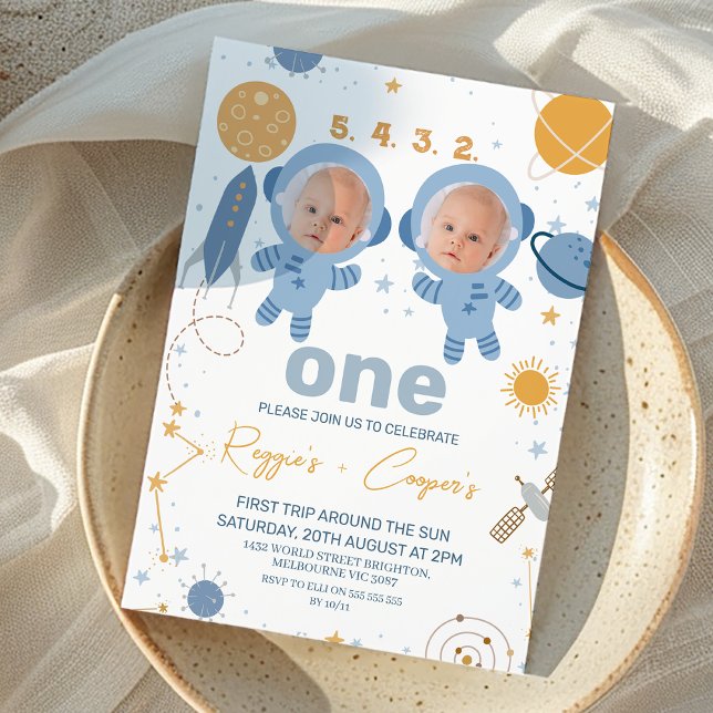 Blue Twins Erste Reise rund um die Sonne 1. Geburt Einladung (Cute Boy Twins First Trip Around The Sun Birthday Invitation Outer Space Birthday Invite For Twins)
