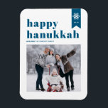 Blue Typography Snowflakes Foto Happy Hanukkah Magnet<br><div class="desc">Happy Hanukka! | Senden Sie Ihre Urlaubswünsche mit diesem anpassbaren Hanukkah Foto Magneten. Es zeichnet sich durch blaue Retro-fette Typografie und Schneeflocke-Akzente aus. Personalisieren Sie diese durch Hinzufügen von Namen,  Jahr und Foto. Dieser festliche Foto Happy Hanukkah Magnet ist in verschiedenen Farben und Karton erhältlich.</div>